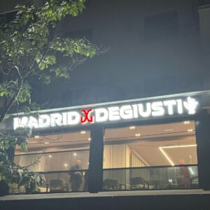 Bazë etalbon, gërma 3-D plex me ndriçim