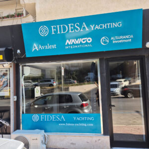 Tabelë me ndriçim etalbond e veshur me adeziv+ adeziv në xham
