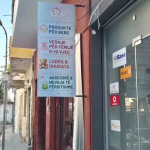 Tabelë flamur e veshur me adeziv