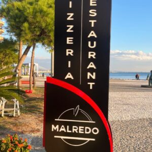 Totem etalbond me ndriçim